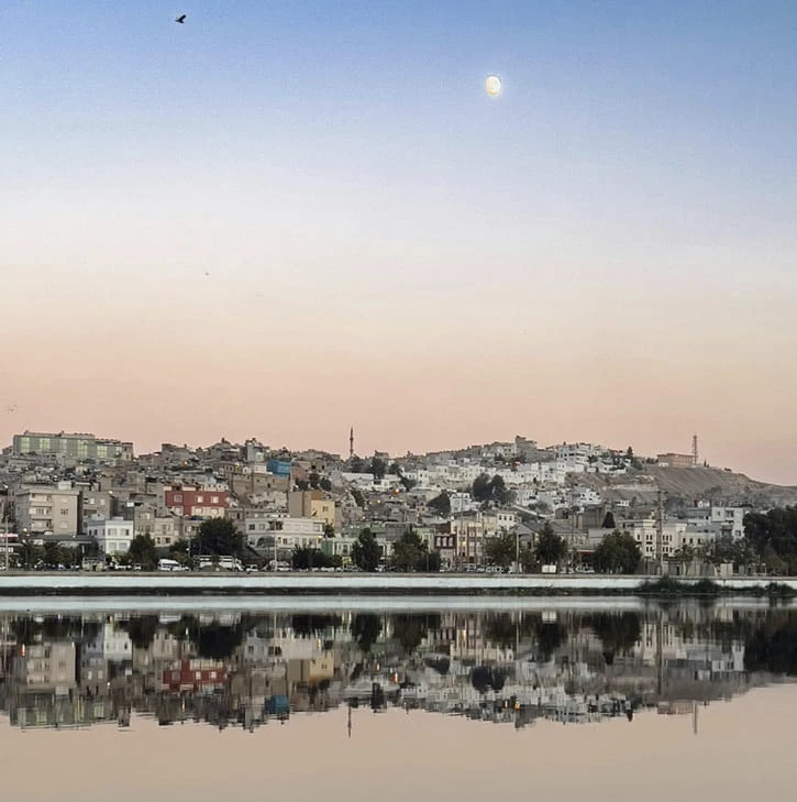 مشهد لمدينة طنجة في ضوء المساء الناعم